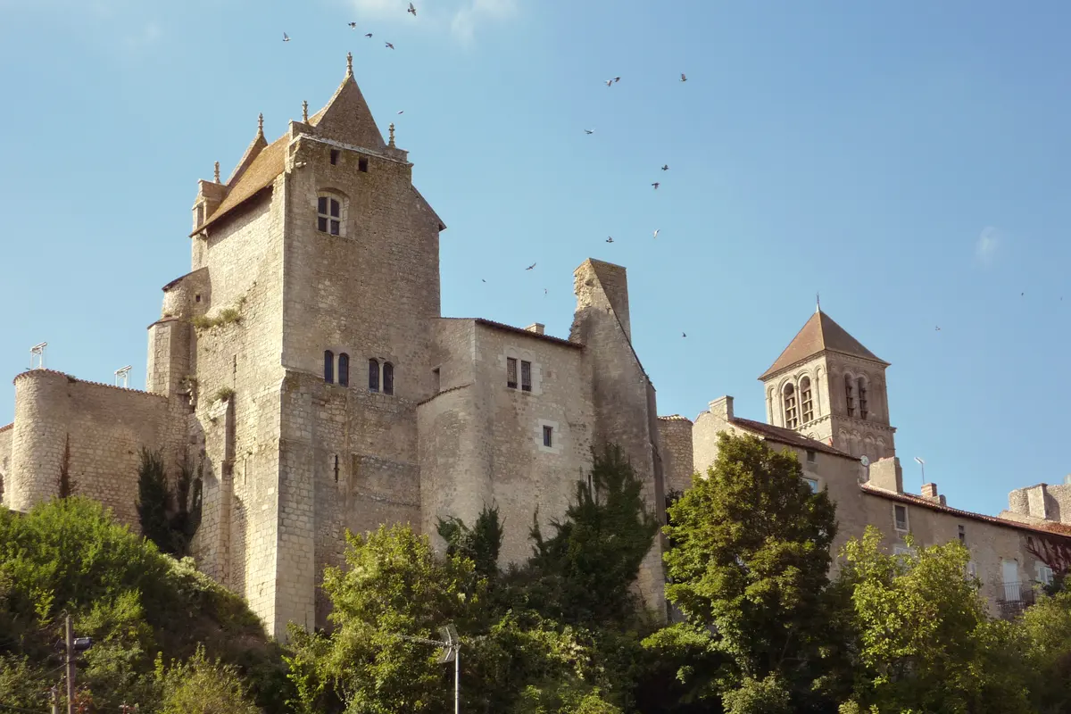 Le château d'Harcourt et le clocher de la collégiale