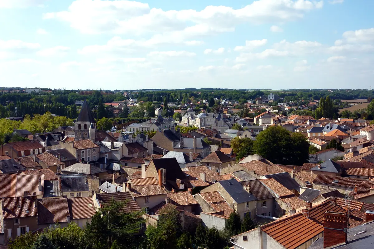 Les toits de la ville basse vus depuis la cité médiévale