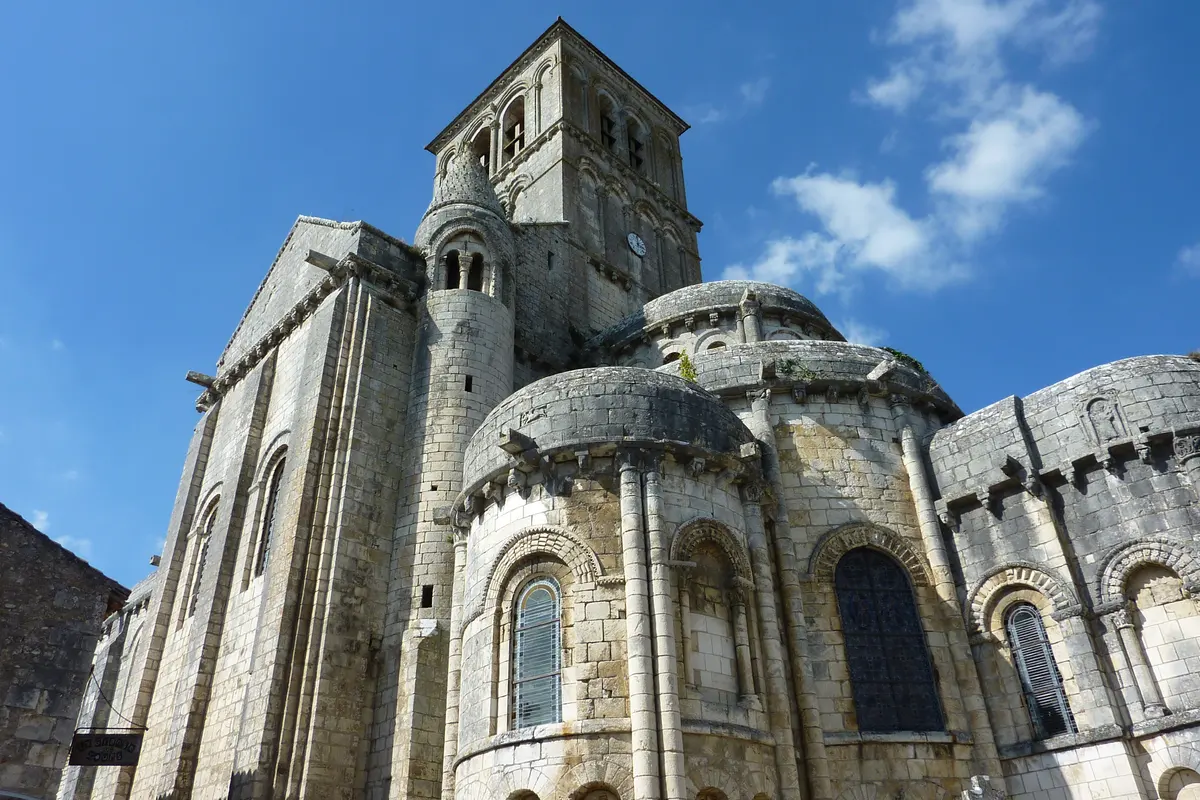 Le chevet roman de la collégiale Saint-Pierre