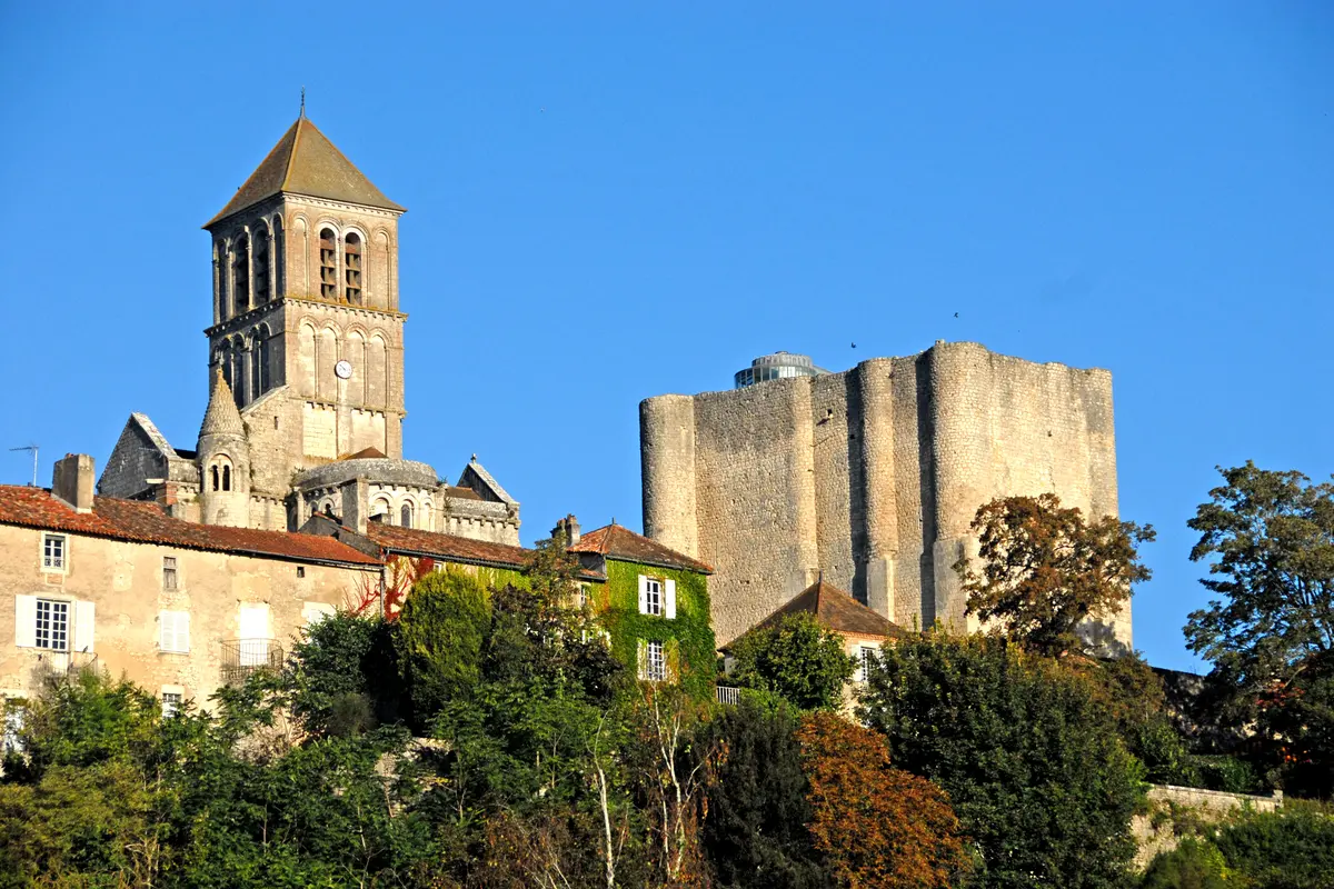 Le donjon de Gouzon et le clocher de la collégiale
Saint-Pierre au-dessus des toits de Chauvigny