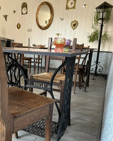 Table sur une machine à coudre, Chez Colette à Chauvigny