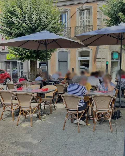 La terrasse et ses parasols, Chez Colette à Chauvigny