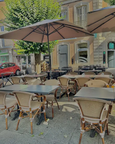 The terrace laid out under the lime trees, Chez Colette
in Chauvigny