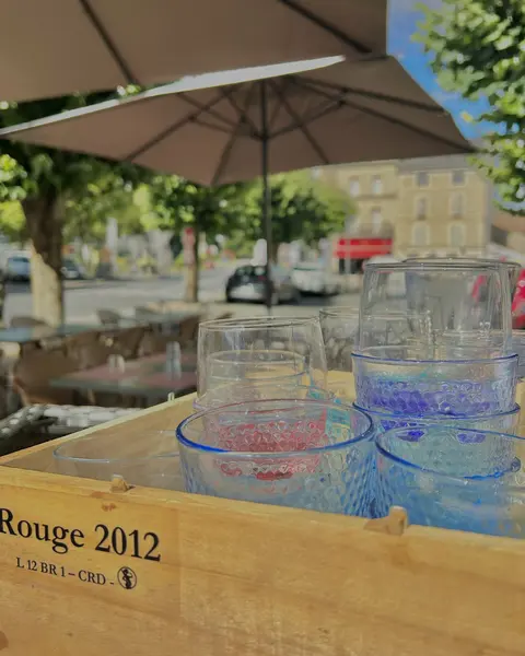 Des verres rangés dans une caisse de vin, Chez Colette à Chauvigny
